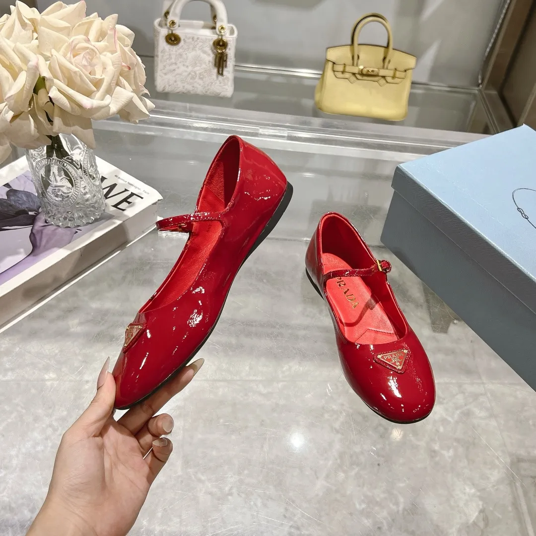 👟👟Ex-factory price 440👟👟 🔥🔥✨Prada/Prada 2024ss spring and summer new products are now available🌟 Mary Jane flat ballet shoes Soft and comfortable, recommended by major bloggers in Little Red Book, proper college style ➕Commuting 1-1 development Round-head golden triangle button Fabric: patent leather, sheepskin, silk fabric Sheepskin lining code number: 35 to 40 (41 is custom-made and cannot be returned or exchanged)